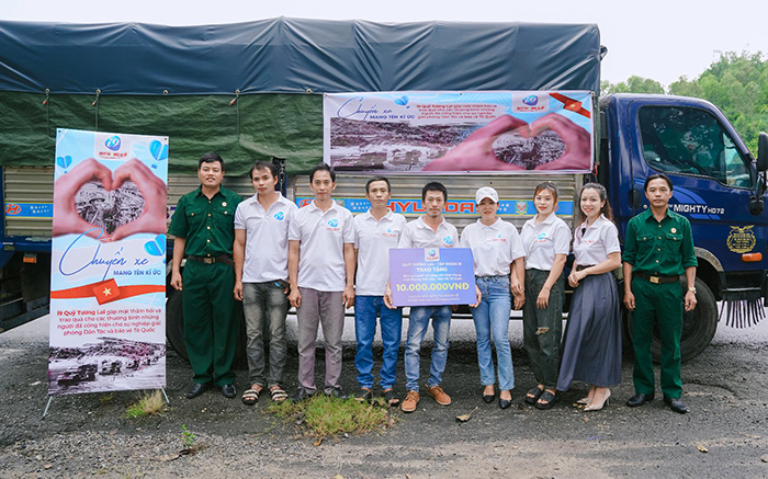 Hình ảnh minh họa hỗ trợ khách hàng và giao tiếp.